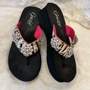 Grazie Vintage Y2K Black & Pink Sandals w/rhinestones & Animal faux fur Sz-6.5.A